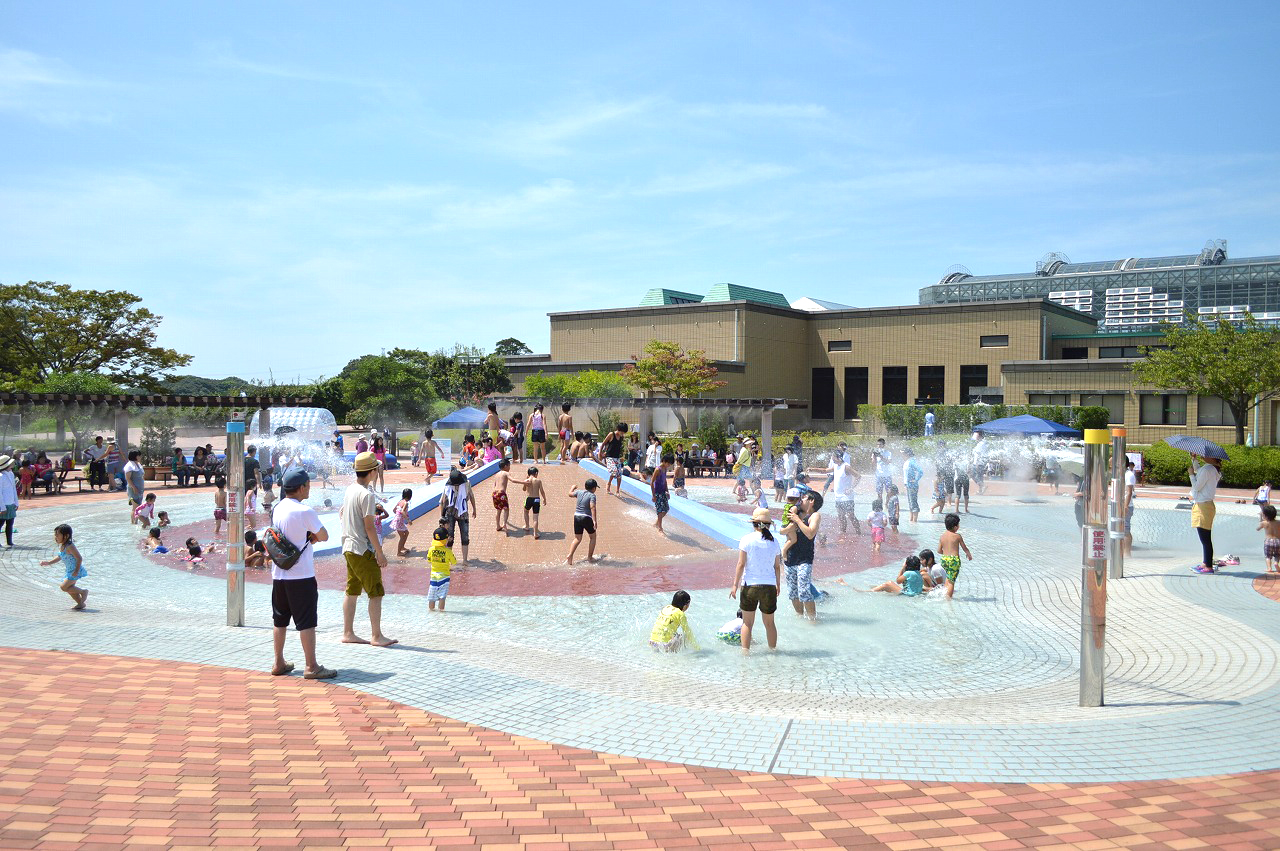 じゃぶじゃぶ池 - 北九州市立響灘緑地/グリーンパーク【公式サイト】