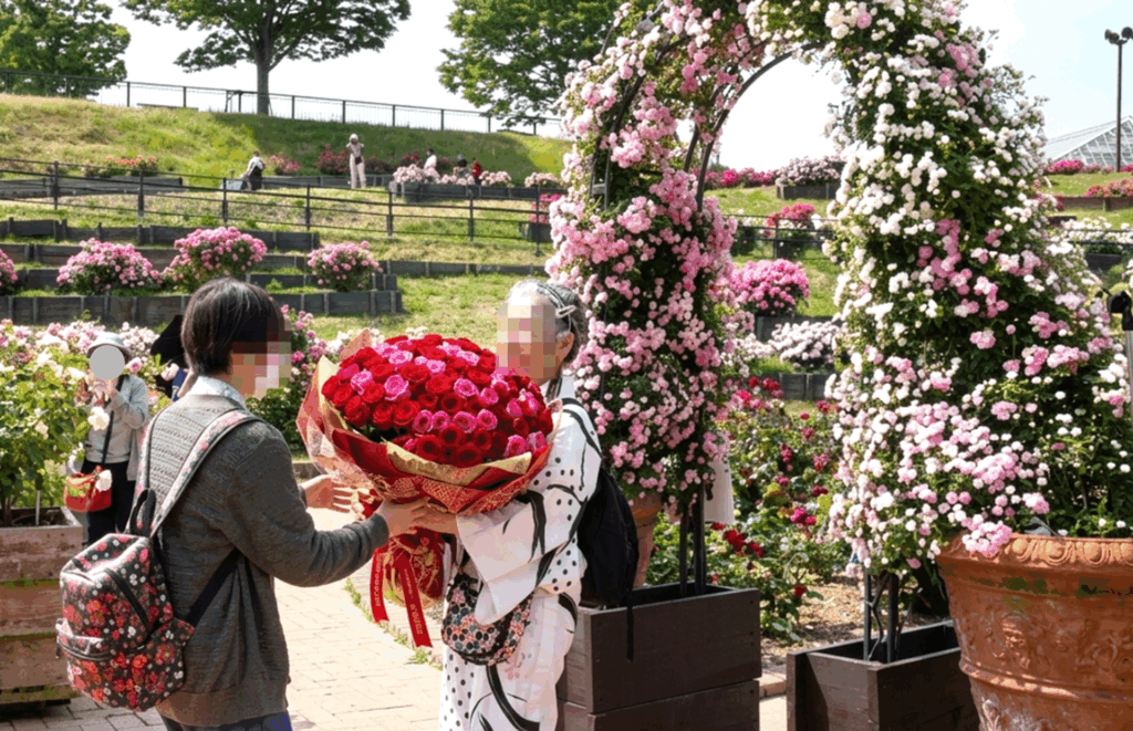 春のバラフェア2026】100本のバラの花束プレゼント贈呈式 - 北九州市立